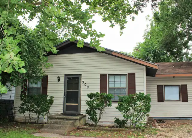 Property at 900 E Stone St, Brenham, TX, 77833, 4 beds, 1 bath, [object Object]