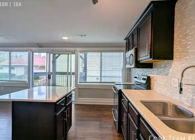 Property at 4544 Summit St Unit 3, Kansas City, MO, 64111, 1 bed, 1 bath, [object Object]