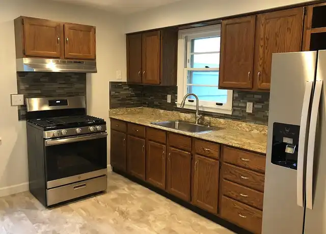 Property at 1202 W Willow Ln, Peoria, IL, 61614, 2 beds, 1 bath, [object Object]