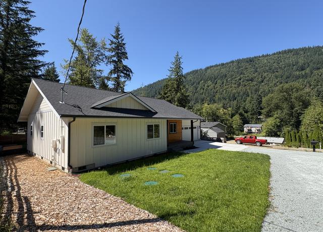 Photo of 3019 Hemlock Way, Sedro Woolley, WA 98284
