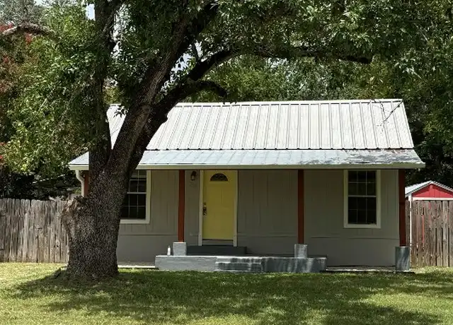 Property at 721 S Laurel Ave, Luling, TX, 78648, 4 beds, 2 baths, [object Object]