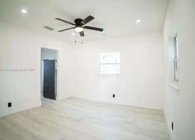 Property at 412 Columbus Pkwy Unit 2-2, Hollywood, FL, 33021, 1 bed, 1 bath, [object Object]