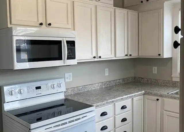 Property at 201 W Jefferson Ave Unit 3, Fairfield, IA, 52556, 2 beds, 1 bath, [object Object]