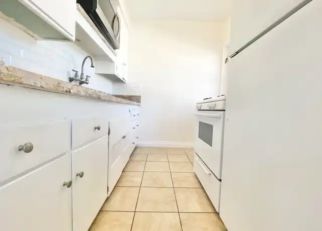 Property at 340 N Curson Ave Unit 3/4, Los Angeles, CA, 90036, 1 bed, 1 bath, [object Object]