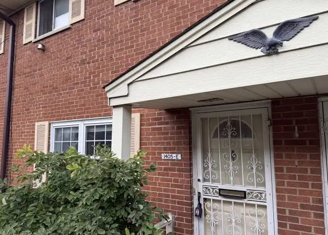 Property at 1405 W Touhy Ave Unit E, Chicago, IL, 60626, 3 beds, 1.5 baths, [object Object]