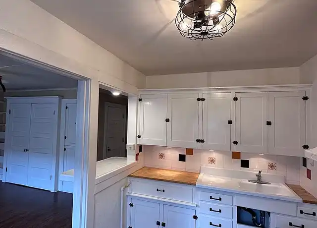 Property at Olympia Court Apartments - 915 Capitol Way S, Olympia, WA, 98501, 0-1 beds, 1 bath, [object Object]