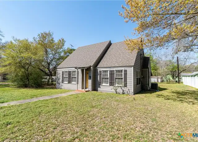 Property at 712 S Walnut Ave, Luling, TX, 78648, 3 beds, 1 bath, [object Object]