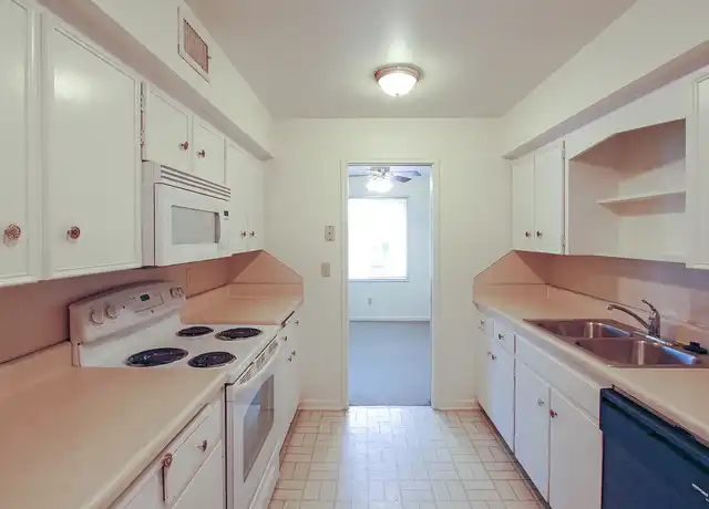 Property at Heritage Apartments - 4903 Chicago St, Omaha, NE, 68132, 1-2 bed, 1-2 bath, [object Object]
