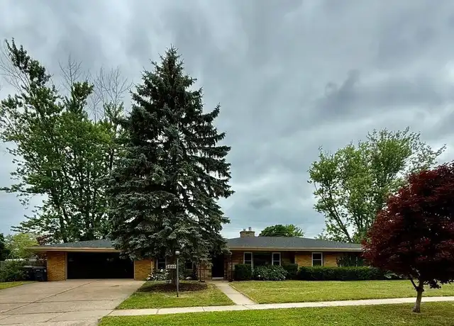 Property at 2800 Thayer Dr, Saint Joseph, MI, 49085, 3 beds, 2 baths, [object Object]