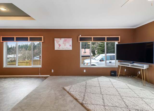 Photo of 4389 Rhododendron Dr, Oak Harbor, WA 98277