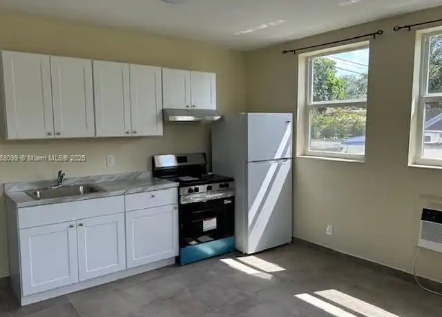 Property at 2507 Cleveland St Unit B, Hollywood, FL, 33020, 2 beds, 1 bath, [object Object]