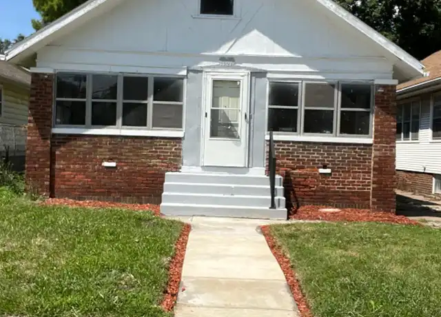 Property at 1121 E Ash St, Springfield, IL, 62703, 3 beds, 1 bath, [object Object]
