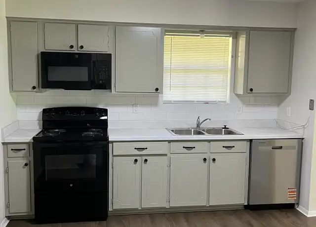 Property at 1322 Hillcrest Dr, Conway, AR, 72034, 4 beds, 2 baths, [object Object]