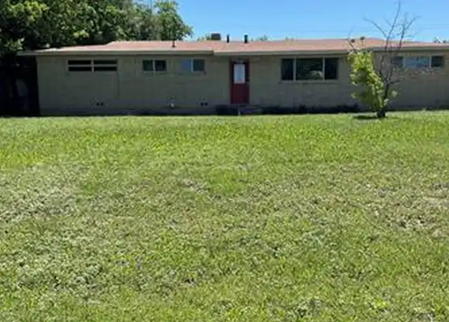 Property at 2105 W Pearl St, Granbury, TX, 76048, 3 beds, 2 baths, [object Object]