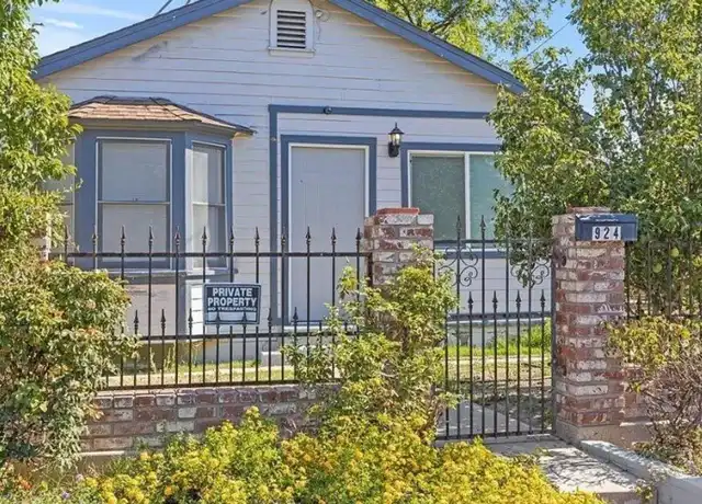 Property at 924 Knotts St, Bakersfield, CA, 93305, 2 beds, 1 bath, [object Object]
