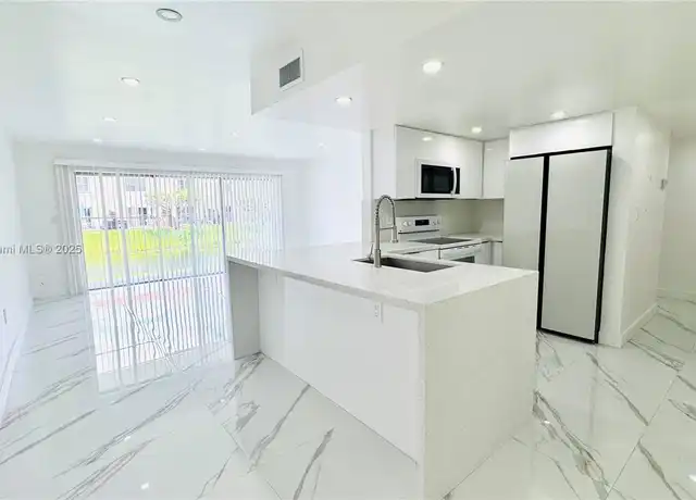 Property at 9375 Fontainebleau Blvd Unit L111, Miami, FL, 33172, 2 beds, 2 baths, [object Object]
