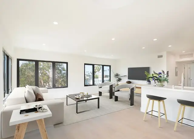 Photo of 2103 3rd St, Santa Monica, CA 90405