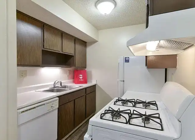 Property at Old Monterey Apartments - 3108 S Jefferson Ave, Springfield, MO, 65807, 1 bed, 1 bath, [object Object]