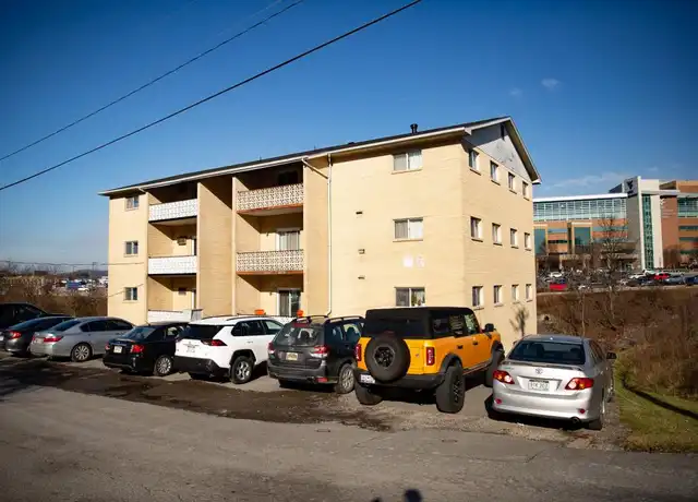 Property at 842 Country Club Dr, Morgantown, WV, 26505, 2 beds, 1 bath, [object Object]