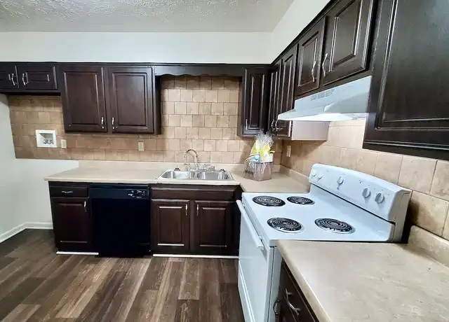 Property at Derby Run Apartments - 6600 Outer Loop, Louisville, KY, 40228, 2 beds, 1-1.5 bath, [object Object]