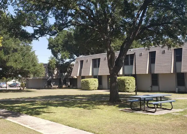 Property at 800 N Highway 123 Byp, Seguin, TX, 78155, 2 beds, 1 bath, [object Object]