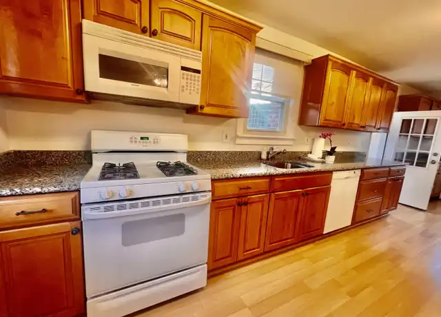 Property at 80 Josephine Evaristo Ave Unit 2nd flr, Greenwich, CT, 06830, 3 beds, 1 bath, [object Object]