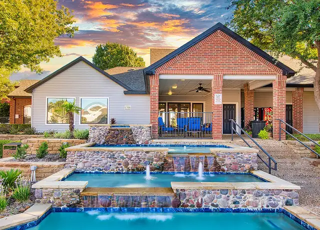 Photo of 2300 Grayson Dr, Grapevine, TX 76051