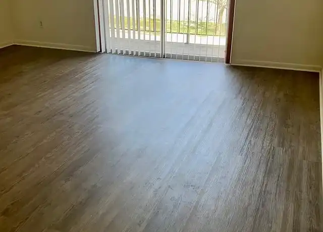 Property at Dellwood Apartments - 514 Anderson St, Warrensburg, MO, 64093, 1-2 bed, 1 bath, [object Object]