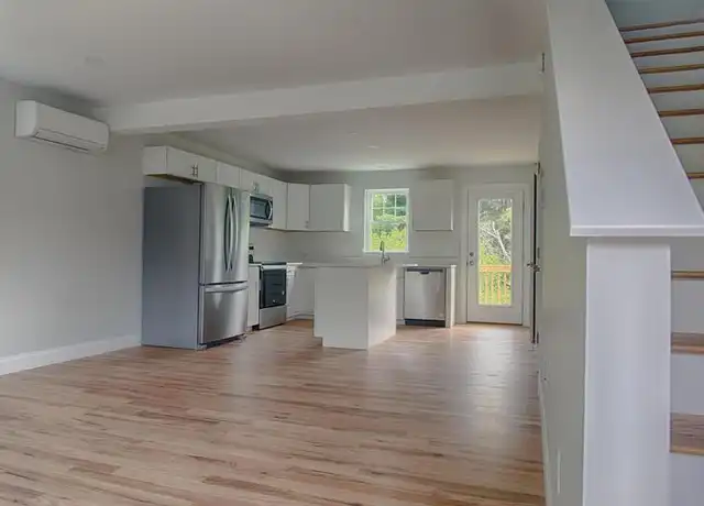 Property at 5 Thomas Dr, Kennebunk, ME, 04043, 2 beds, 1.5 baths, [object Object]