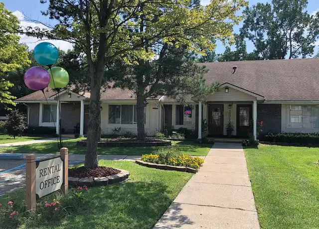 Property at Brownstown Square Apartments - 20205 Telegraph Rd, Brownstown Charter Twp, MI, 48174, 2 beds, 1 bath, [object Object]
