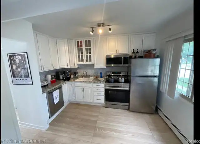 Property at 2354 W 14 Mile Rd, Royal Oak, MI, 48073, 2 beds, 1 bath, [object Object]