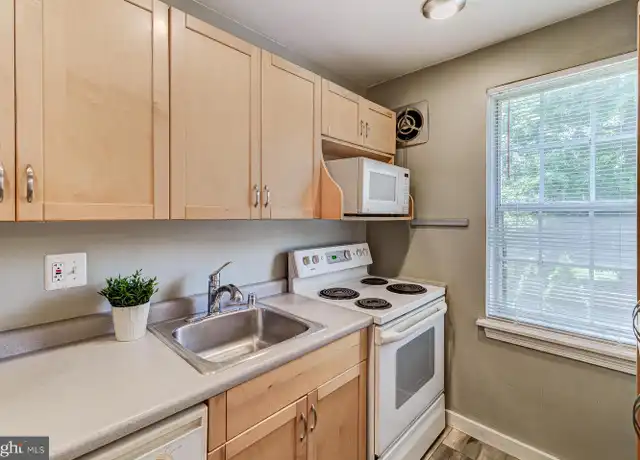 Property at 109 E Glebe Rd Unit C, Alexandria, VA, 22305, 2 beds, 1 bath, [object Object]