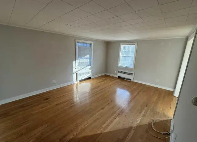 Property at 11 Cottage Ln, Upper Saddle River, NJ, 07458, 2 beds, 1 bath, [object Object]