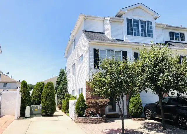 Property at 31 Red Cedar Ln Unit 2, Staten Island, NY, 10309, 1 bed, 1 bath, [object Object]