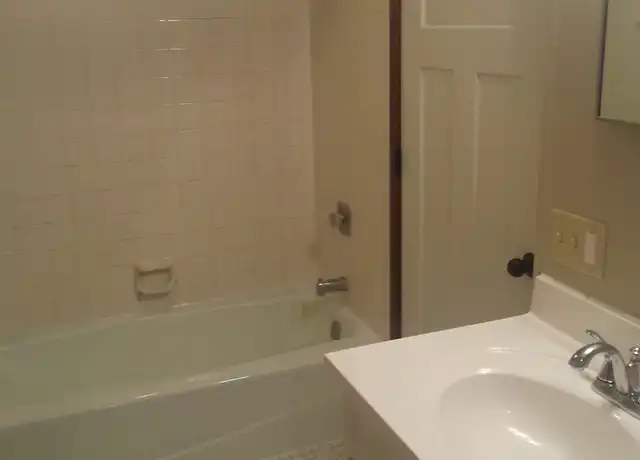 Property at 1609 10th St SE #3, Rochester, MN, 55904, 2 beds, 1 bath, [object Object]