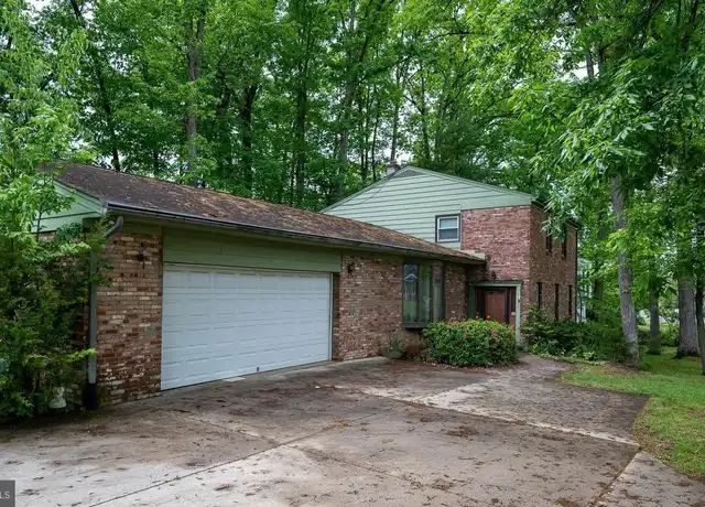 Property at 402 Old Courthouse Rd NE, Vienna, VA, 22180, 5 beds, 2.5 baths, [object Object]