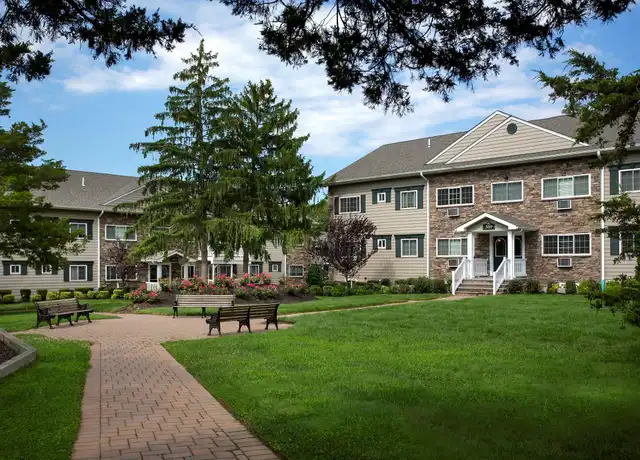 Property at 556 New Hwy Unit 4-2G, Hauppauge, NY, 11788, 1 bed, 1 bath, [object Object]