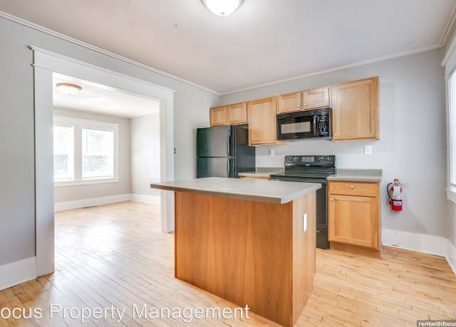 Photo of 1202 Summit Ave, Oshkosh, WI 54901