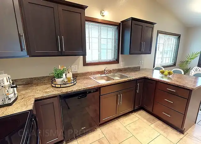 Property at 3 BD, 2 BA TOWNHOME, VAULTED CEILINGS, FIREPLACE, DOUBLE GARAGE, 1900+ SQ FEET - 4232 N Pennsylvania Ave, Sioux Falls, SD, 57107, 3 beds, 2 baths, [object Object]