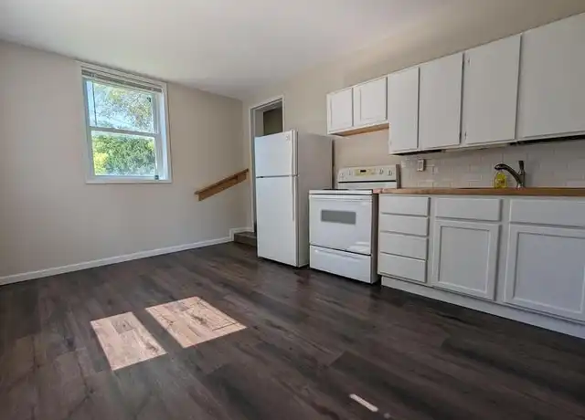 Property at 702 S Roche St Unit 5, Knoxville, IA, 50138, 1 bed, 1 bath, [object Object]