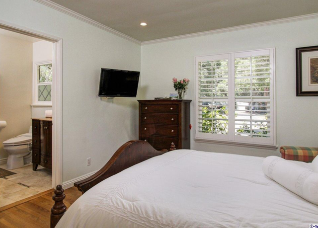 Photo of 1104 Descanso Dr, La Canada Flintridge, CA 91011