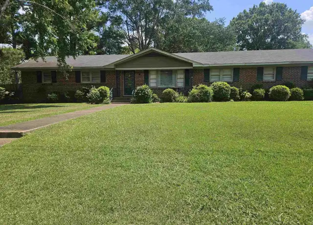 Property at 2002 Crestview Dr SE, Decatur, AL, 35601, 4 beds, 2 baths, [object Object]