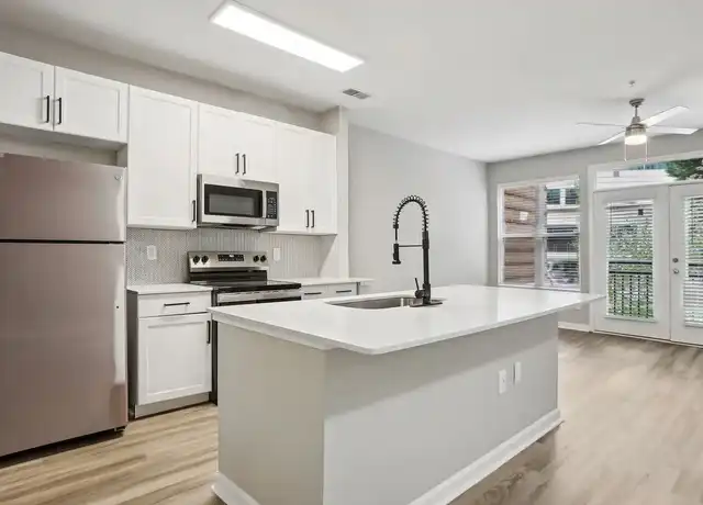 Property at Flatiron West Trade - 1005 W Trade St, Charlotte, NC, 28202, 1 bed, 1 bath, [object Object]