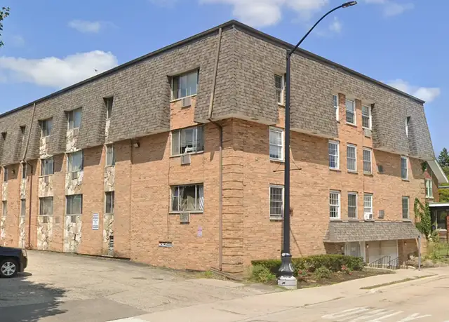 Photo of 1020 N Main St, Rockford, IL 61103