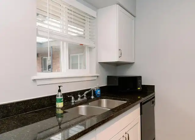 Property at East Azul Apartments - 831 E Grayson St, San Antonio, TX, 78208, 1 bed, 1 bath, [object Object]