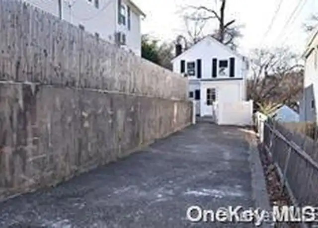Property at 22 Pine Dr, Oyster Bay, NY, 11771, 1 bed, 1.5 baths, [object Object]