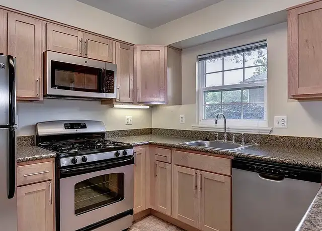 Photo of 4 E Cliff St, Alexandria, VA 22301