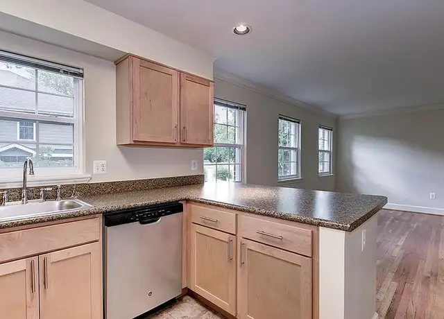 Photo of 4 E Cliff St, Alexandria, VA 22301