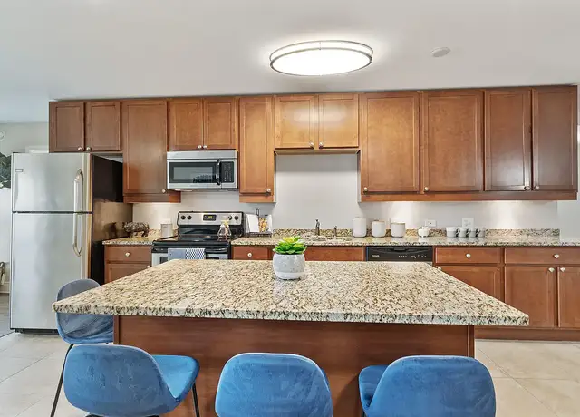 Photo of 595 S River Rd, Des Plaines, IL 60016