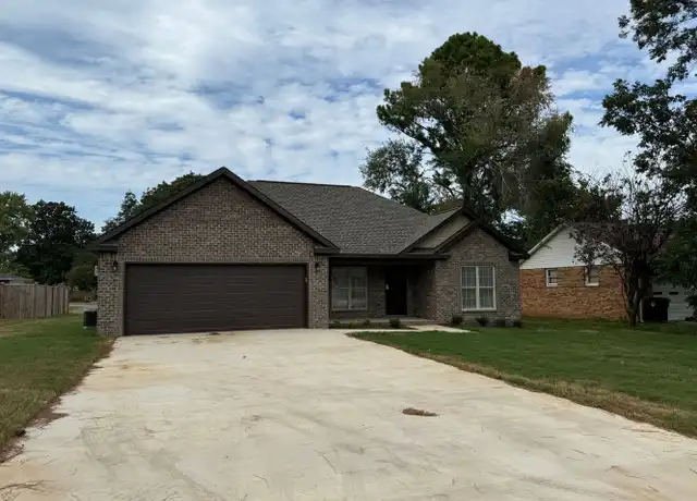 Property at 1013 Grand Ave, Muscle Shoals, AL, 35661, 3 beds, 2 baths, [object Object]